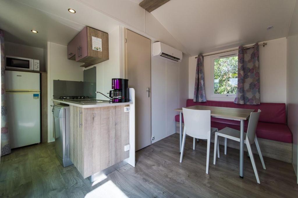 Camping Les Hautes Prairies Lourmarin Exterior foto